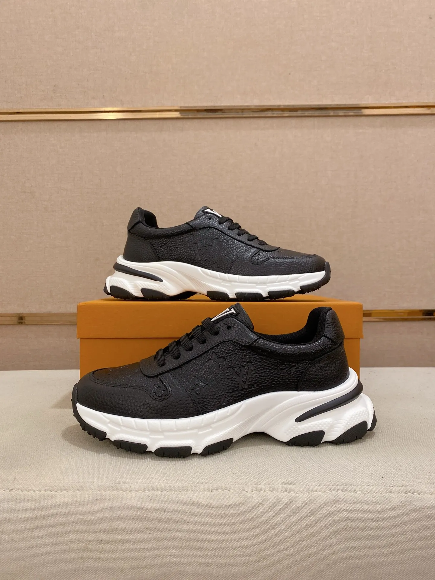Men's shoes💰 442💰louis vuitton (Louis Vuitton/lv)🔍🔍The new counters are on sale at the same time. The uppers are imported from Italy. ⃣️Re-engraved🇮🇹💪💪, ⚠Sole: The original sole is specially provided by the original factory, the exclusive movable molded sole is super comfortable, ⚠Original and single goods 🔍high quality, you can enter and leave the counter at will, welcome to compare⚠. Code number: 38-44 (45/customized, non-refundable)